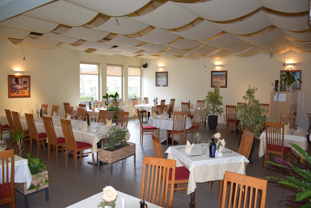Restaurant Bric Dekani Eksteriør billede