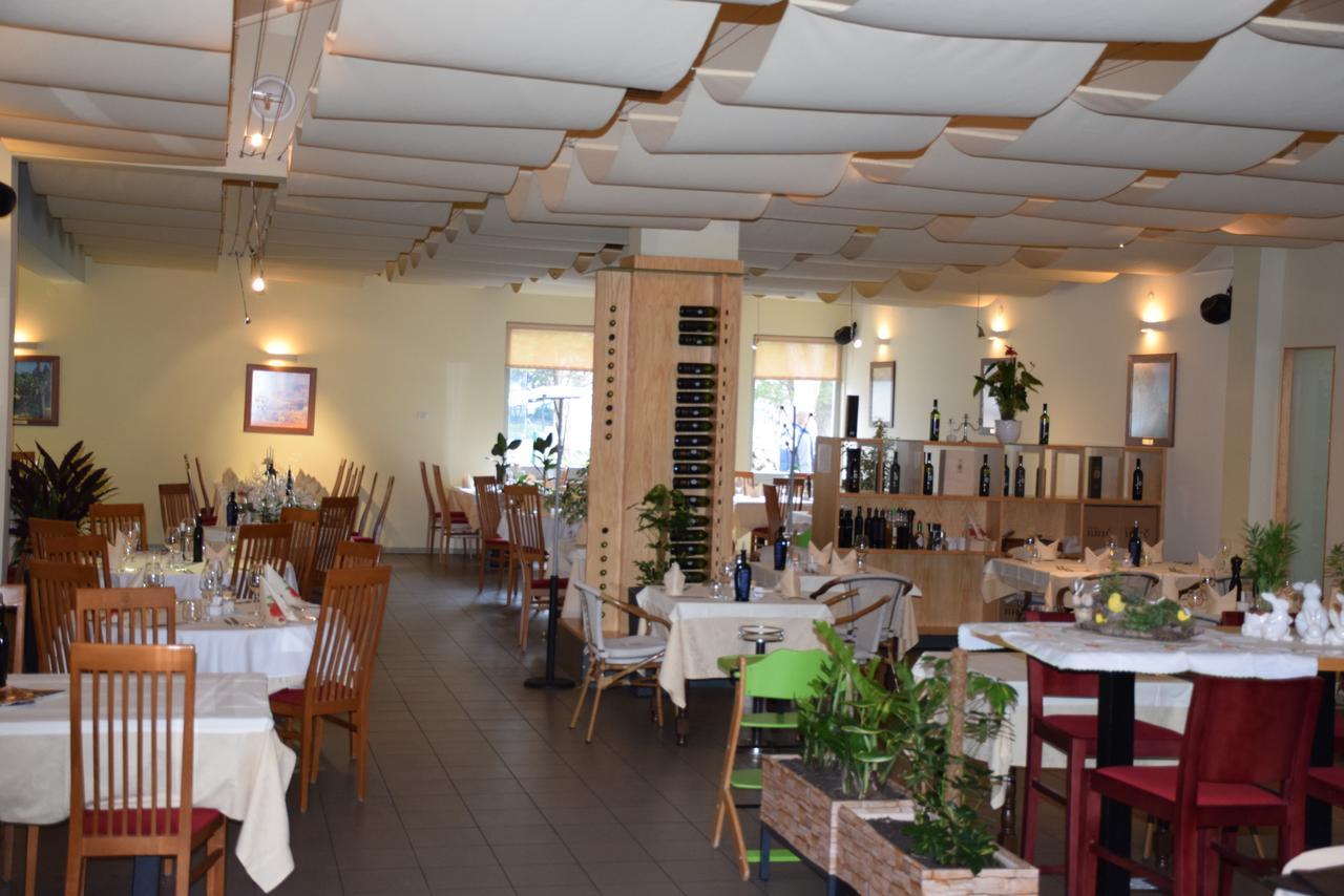 Restaurant Bric Dekani Eksteriør billede